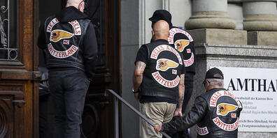Schweizer "Hells Angels" betreten am 30. Mai den Sitz des Regionalgerichts Bern-Mittelland. (Archivbild)