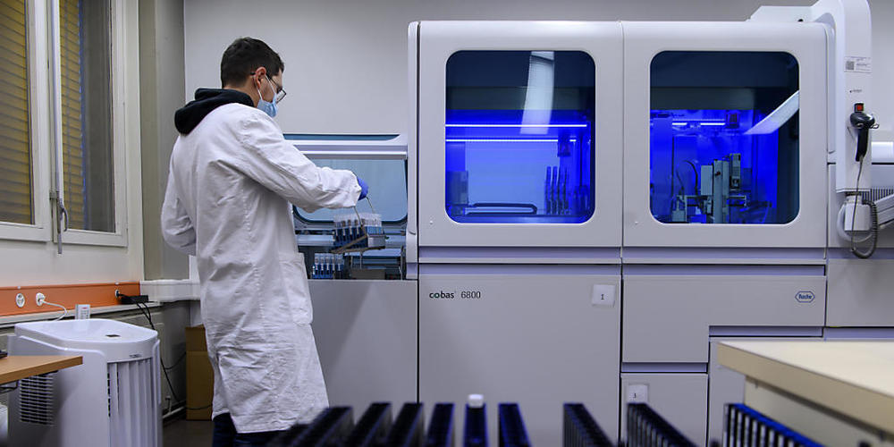 Der Basler Pharmakonzern Roche hat in den USA die Zulassung für ein Medikament erhalten, das bei Organtransplantationen bei Kindern zum Einsatz kommt. (Archivbild)