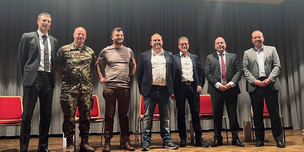 Michael Trachsel, Willy Brülisauer, Serkan Abrecht, Kantonsrat Daniel Wäfler, SVP Bezirkspräsident René Schweizer, Nationalrat Mauro Tuena, Thomas Bär (v.l.n.r.)