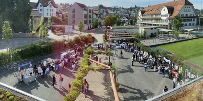 Auf dem Vorplatz der Sekundarschule Ebnet Ost herrscht Marktstimmung.
