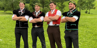 Dean Burch aus Widnau (zweiter von links) mit Kollegen vom Schwingklub Mels