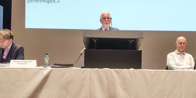 Ortsbürger-Präsident Mathias Mächler informierte die 128 Teilnehmenden an der GV über wichtige Themen, wie Schloss, Bürgerspital und Rathaus.