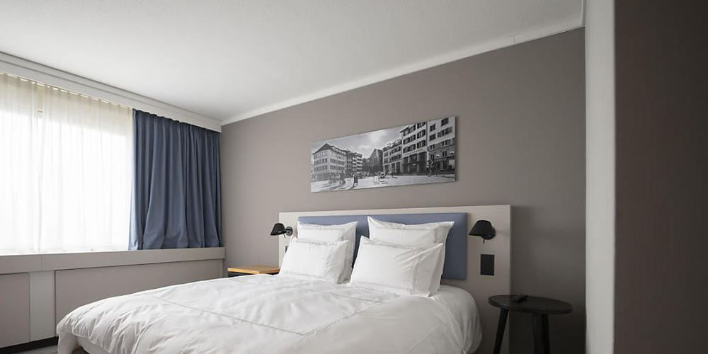 Hotels sollen Zimmer auf der eigenen Website günstiger anbieten dürfen als auf Online-Buchungsplattformen. Das Parlament verbietet so genannte Preisbindungsklauseln. (Archivbild)