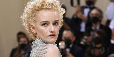 ARCHIV - Julia Garner kommt zur Benefizgala des Costume Institute des Metropolitan Museum of Art anlässlich der Eröffnung der Ausstellung "In America: A Lexicon of Fashion". Nach Berichten von Branchenmagazinen soll Julia Garner die Top-Kandidatin...
