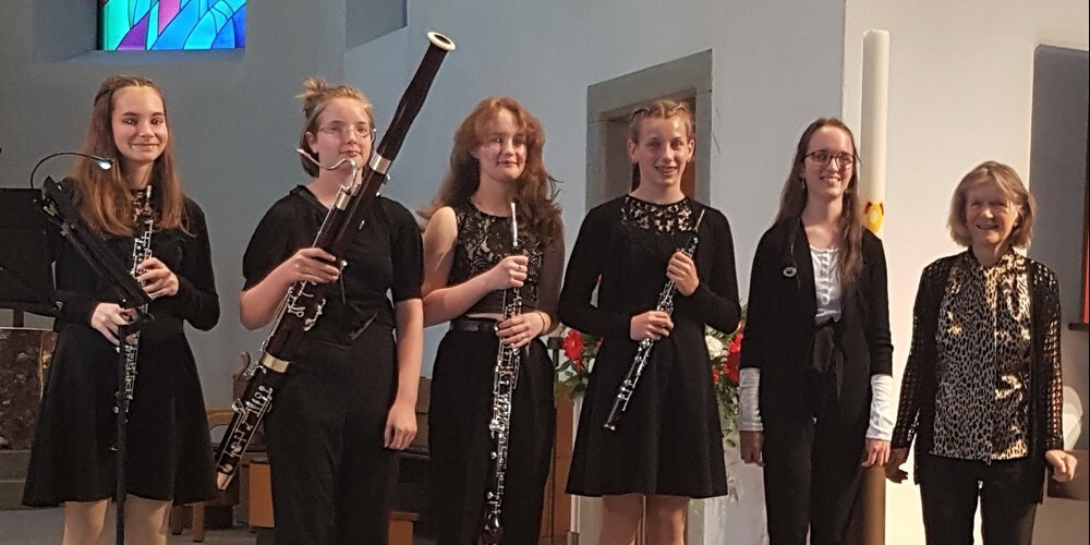 Ernten viel Applaus: Das Holzbläserquartett, die Organistin und die Leiterin Rita Varch-Hidber (von links).