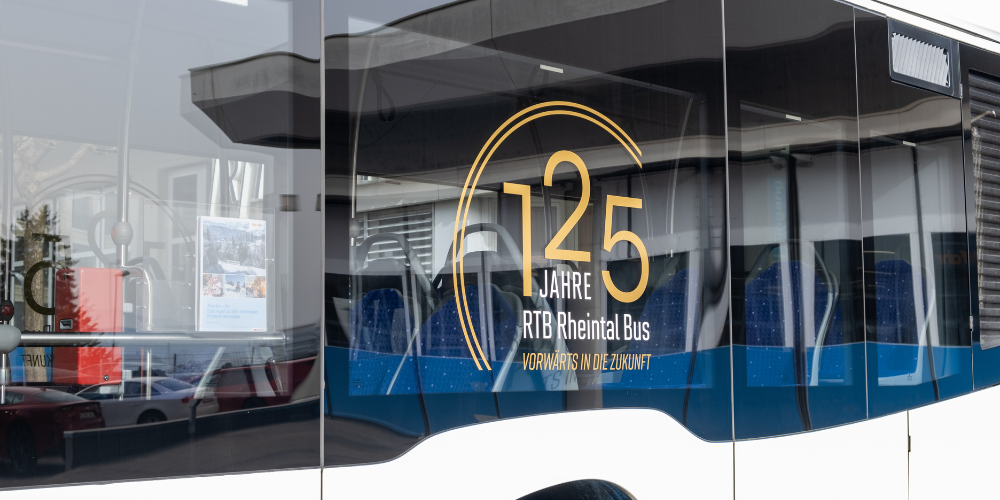 Das Jubiläumssignet prangt derzeit auf den Bussen der RTB