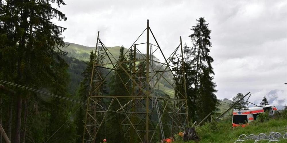 Ein 48-jähriger Mann hat sich in Giarsun bei Arbeiten auf einem Strommast verletzt.