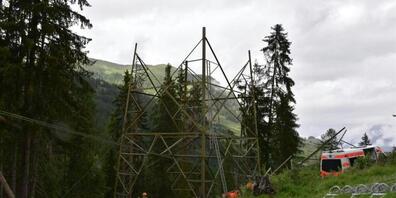 Ein 48-jähriger Mann hat sich in Giarsun bei Arbeiten auf einem Strommast verletzt.