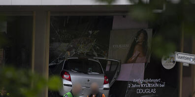 Ein Auto ist in der Nähe der Gedächtniskirche in Berlin in eine Personengruppe gefahren, ein Mensch ist gestorben. Foto: Paul Zinken/dpa