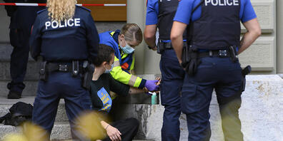 Eine Sanitäterin entfernt die an das Bundeshaus geklebte Hand einer Extinction-Rebellion-Aktivistin im Juni 2021 in Bern. (Archivbild)