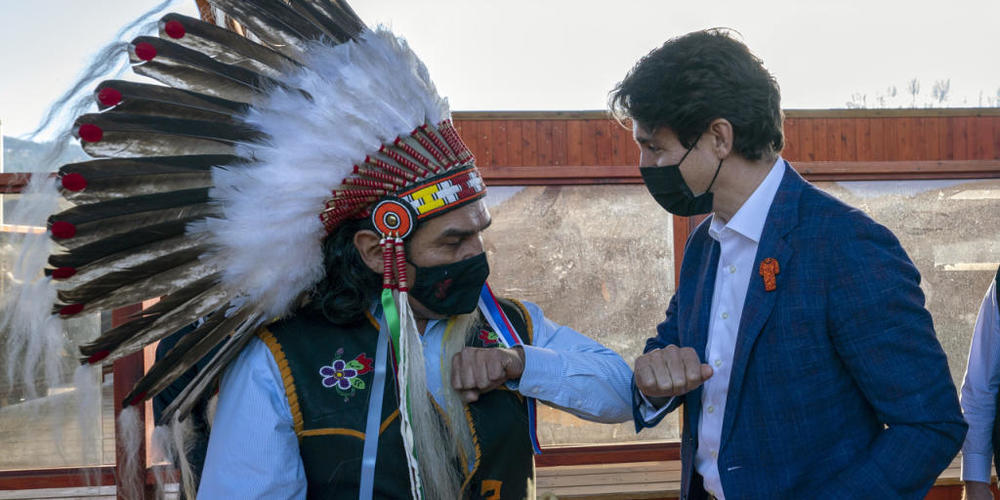 Kanada macht sich daran, die Geschichte der indigenen Bevölkerung aufzuarbeiten. Der kanadische Premier Justin Trudeau (rechts) hat dazu Chief Michael LeBourdais getroffen. (Archivbild)