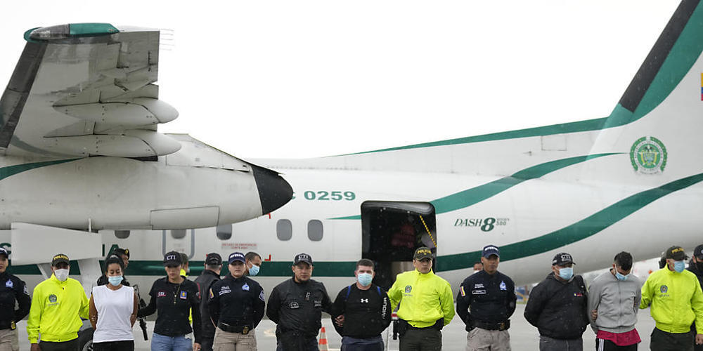 Die Polizei präsentiert den Medien fünf Personen, die des Mordes an Marcelo Pecci, Paraguays Staatsanwalt für organisierte Kriminalität und Drogenhandel, angeklagt sind, auf dem Rollfeld eines Flughafens. Foto: Fernando Vergara/AP/dpa