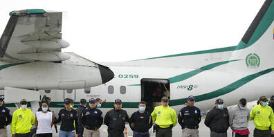 Die Polizei präsentiert den Medien fünf Personen, die des Mordes an Marcelo Pecci, Paraguays Staatsanwalt für organisierte Kriminalität und Drogenhandel, angeklagt sind, auf dem Rollfeld eines Flughafens. Foto: Fernando Vergara/AP/dpa