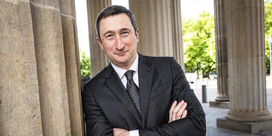 Oleksij Tschernyschow, Minister für regionale Entwicklung in der Ukraine, steht am Pariser Platz. Foto: Fabian Sommer/dpa