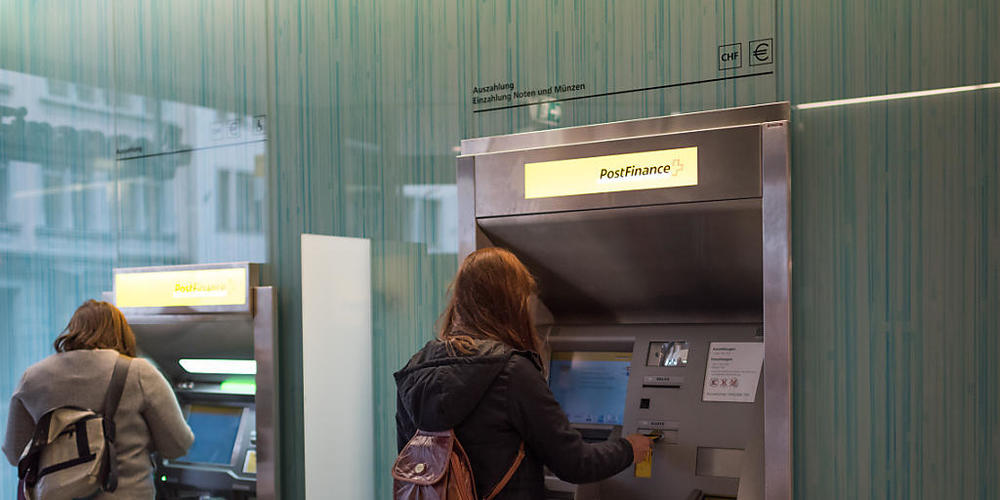 Immer weniger Personen beziehen Bargeld in Poststellen oder an Postomaten. (Archivbild)