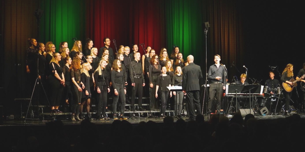 Der Chor der Kanti Wattwil singt tiefgründige Schweizer Mundart-Songs, musikalisch begleitet von der schuleigenen Band.