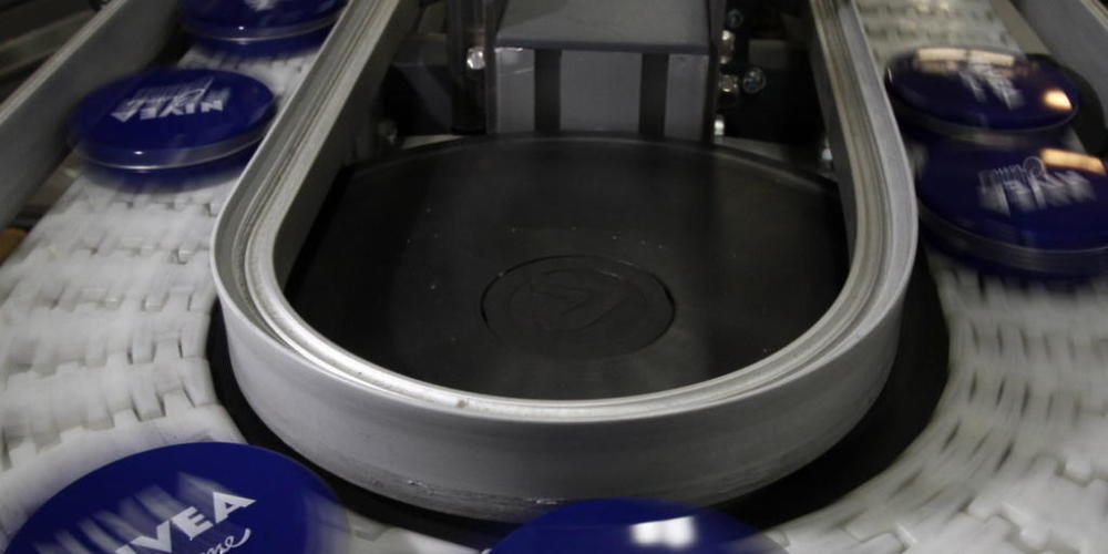 Dosen mit der Hautcreme Nivea laufen in Hamburg in der Produktion des Chemiekonzerns Beiersdorf vom Band (Archivbild).