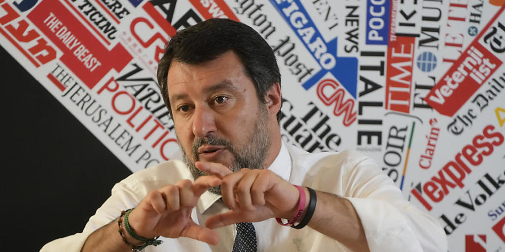 Der ehemalige Innenminister von Italien, Matteo Salvini gestikuliert während einer Pressekonferenz im Hauptquartier des Foreign Press Club. Nach einer Anzeige der deutschen Seenotretterin Carola Rackete hat am Donnerstag ein Strafprozess gegen Sal...
