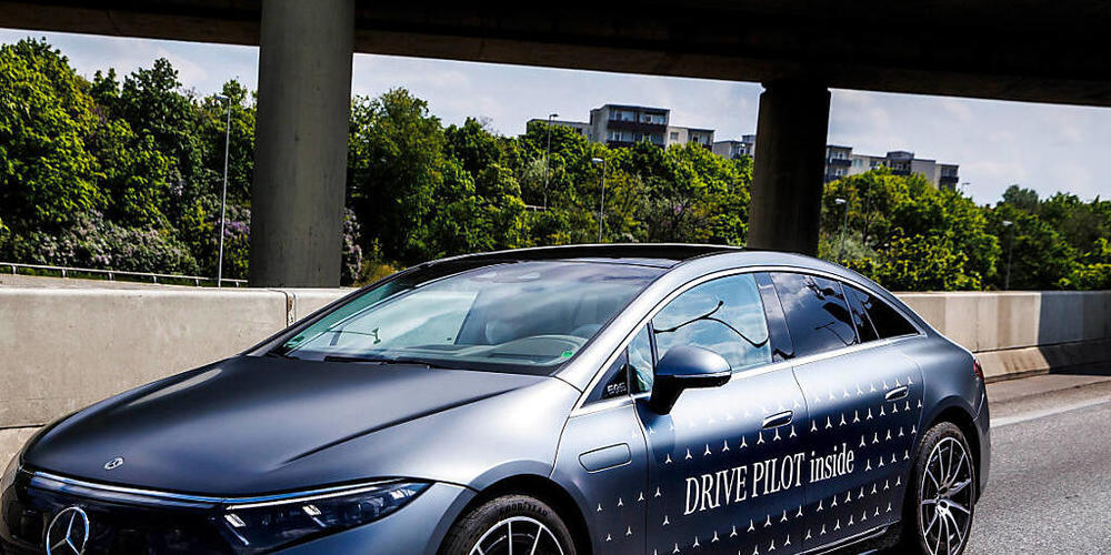 Systeme zum hochautomatisierten Fahren können die Kontrolle etwa im stockendem Verkehr auf der Autobahn komplett übernehmen.
