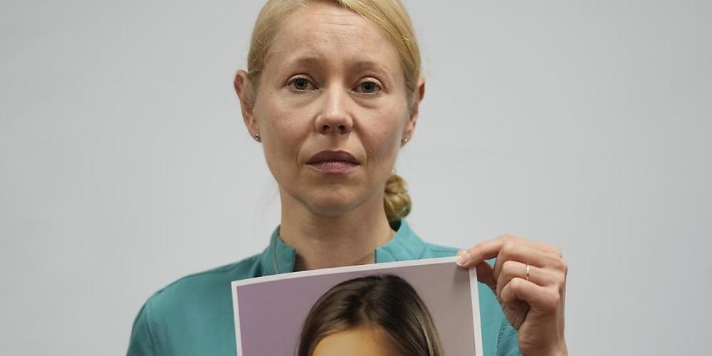Anne Maja Reiniger-Egler aus Deutschland hält das Foto ihrer vermissten 10-jährigen Tochter Clara Magdalena Egler während einer Pressekonferenz in der Generalstaatsanwaltschaft. Foto: Jorge Saenz/AP/dpa - ACHTUNG: Nur zur redaktionellen Verwendung...