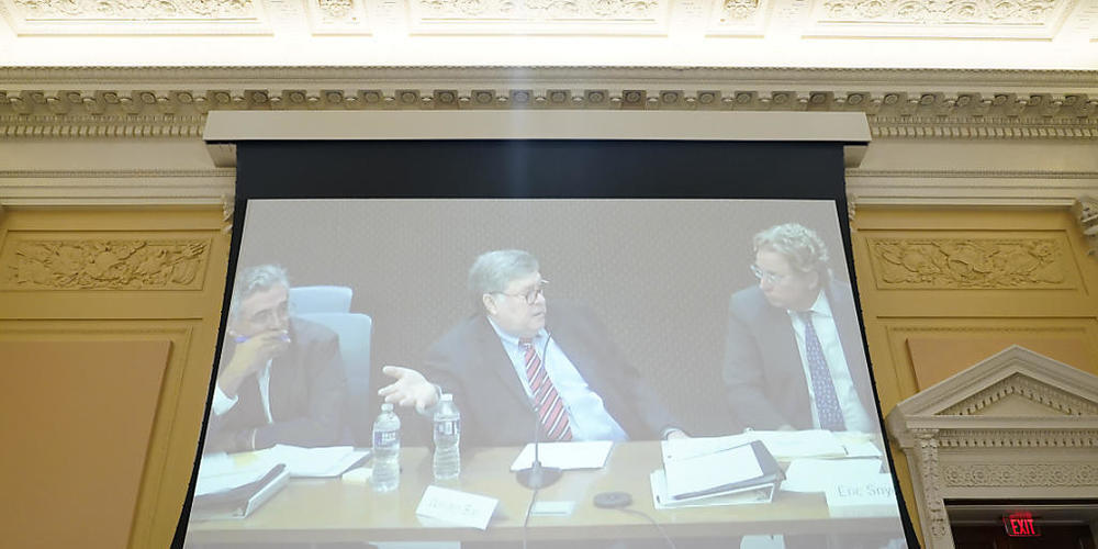 Ein Video, das den ehemaligen Generalstaatsanwalt William Barr während eines Interviews mit dem Sonderausschuss zeigt, wird während der ersten öffentlichen Anhörung des Sonderausschusses des Repräsentantenhauses, der den Angriff vom 06.01.2021 auf...