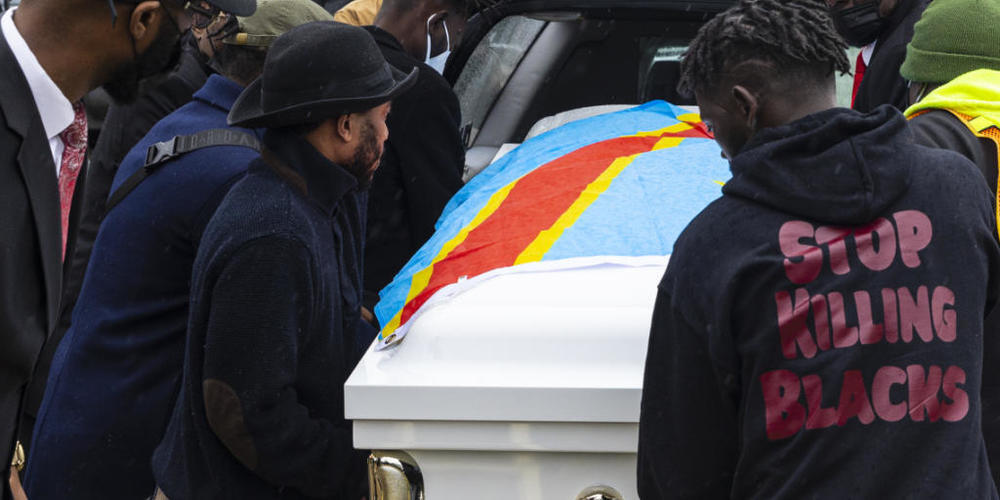 ARCHIV - Der Sarg von Patrick Lyoya wird nach der Trauerfeier in der Renaissance Church of God in Christ in einen Leichenwagen verladen. Foto: Joel Bissell/Kalamazoo Gazette/AP/dpa