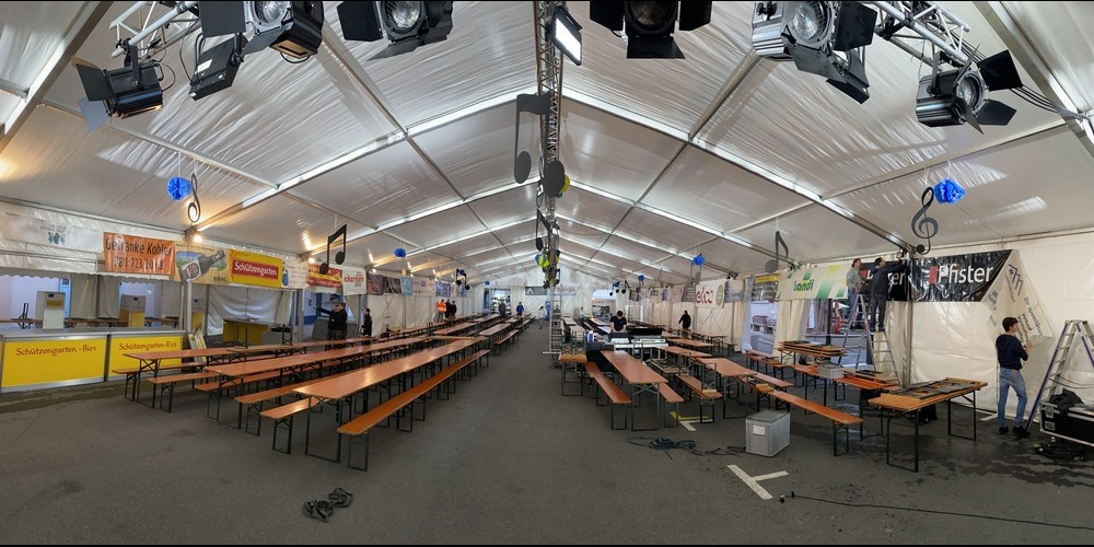 Steht seit gestern Donnerstag: Das Festzelt auf dem Melser Dorfplatz bildet das Herzstück der Festlichkeiten am Kreismusiktag.