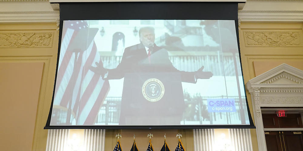 Ein Video des ehemaligen US-Präsidenten Donald Trump wird während des Untersuchungsausschuss zur Erstürmung des US-Kapitols gezeigt. Nach monatelangen Untersuchungen präsentiert das Gremium erstmals Ergebnisse. Foto: Andrew Harnik/AP/dpa