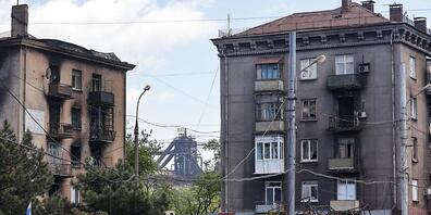 dpatopbilder - Einheimische versammeln sich, um Trinkwasser zu erhalten, das vom russischen Ministerium für Notsituationen verteilt wurde. Großbritannien warnt angesichts der schwierigen humanitären Lage in der Ukraine vor der Ausbreitung von tödl...