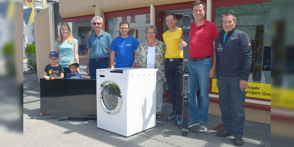 Glückliche Sponsoren und Tombola-Gewinner (v.l.n.r.). Stefanie Keller, Urs Jud (Urs Jud AG – Jud electronics), Michael Kamer (Jud Haushaltgeräte AG), Ida Bamert, Urs Hager (Urs Hager Elektro-Anlagen GmbH), Stefan Mullis, Sepp Schuler (activesports.ch).