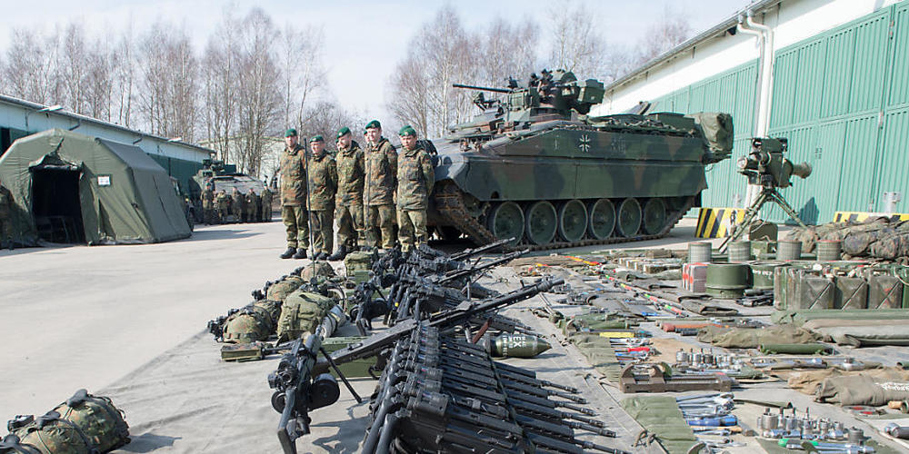 ARCHIV - Soldaten zeigen ihre Ausrüstung, die vor einem Schützenpanzer Marder liegt. Der Bundesrat befasst sich in seiner heutigen Sitzung mit dem Thema Grundgesetzänderung zum geplanten Sondervermögen für die Bundeswehr. Foto: picture alliance / ...