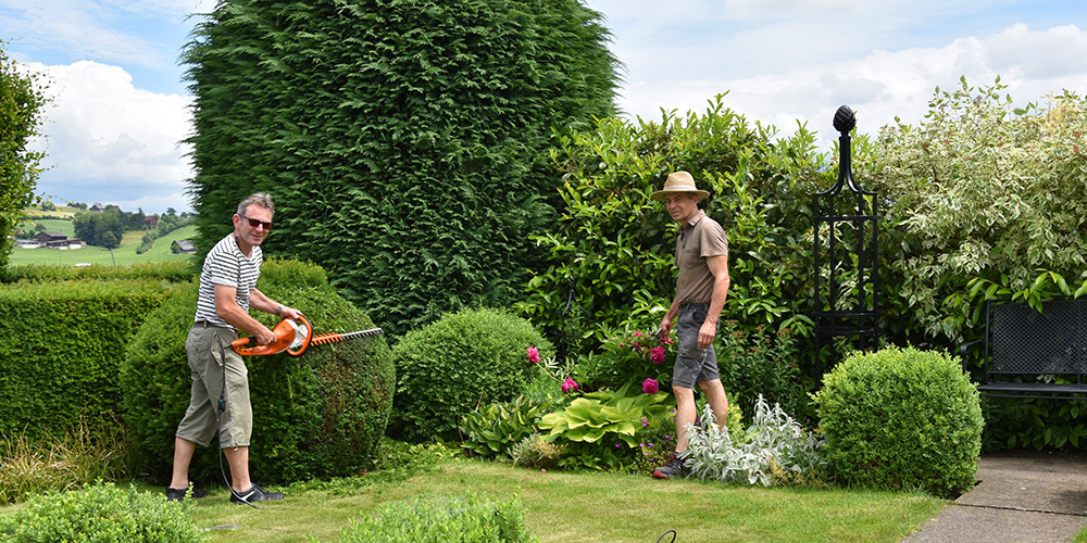  Stefan Schnellmann (l.) und René Koller an der Gartenarbeit.