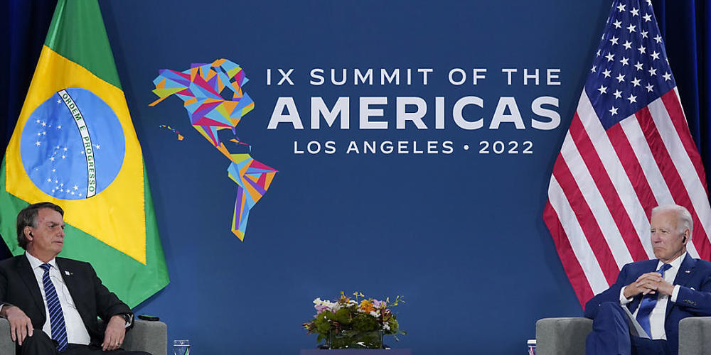 Joe Biden (r), Präsident der USA, trifft sich mit Jair Bolsonaro, Präsident von Brasilien, auf dem Gipfeltreffen Organisation Amerikanischer Staaten (OAS). Die Staatschefs sprechen über die Abholzung des Amazonas-Regenwaldes und die anstehende Prä...