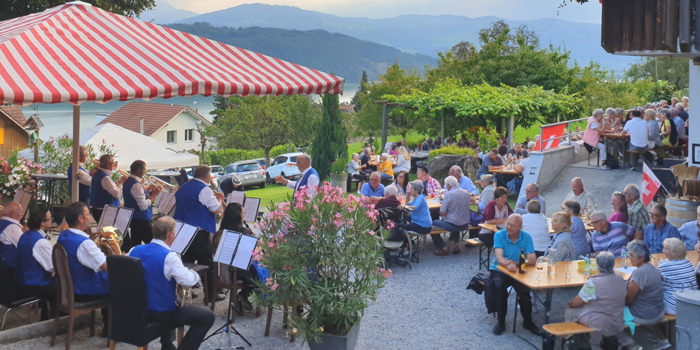 Ein Sommerabend mit böhmischer Blasmusik und einem Gläschen Schmerkner Wein mit Blick auf den Obersee.