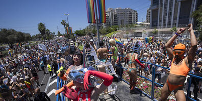 Menschen nehmen an der jährlichen Pride-Parade in Tel Aviv teil und fordern gleiche Rechte für Schwule, Lesben, Bi- und Transsexuelle (LGBT). Foto: Oded Balilty/AP/dpa