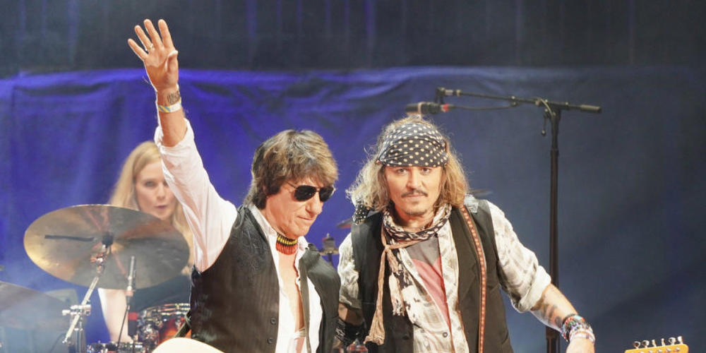 ARCHIV - Das neue Album von Jeff Beck (l) und US-Schauspieler Johnny Depp heißt «18» und soll am 15. Juli erscheinen. Foto: Raph Pour-Hashemi/PA Media/dpa - ACHTUNG: Nur zur redaktionellen Verwendung und nur mit vollständiger Nennung des vorstehen...