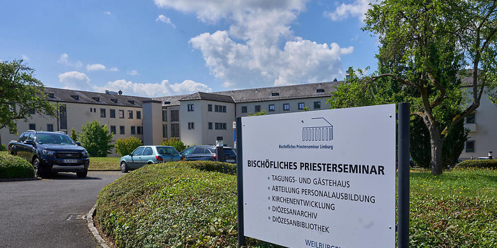 Der Leiter des Priesterseminars im Bistum Limburg ist tot aufgefunden worden. Weitere Details nennt das Bistum bislang nicht. Foto: Thomas Frey/dpa