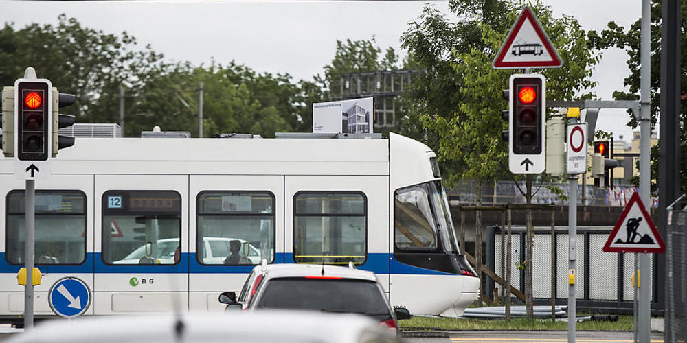 Der Bundesrat hat die Verlängerung der Glattalbahn zurückgestuft. Der Zürcher Regierungsrat will sich gegen den Entscheid wehren. (Archivbild)