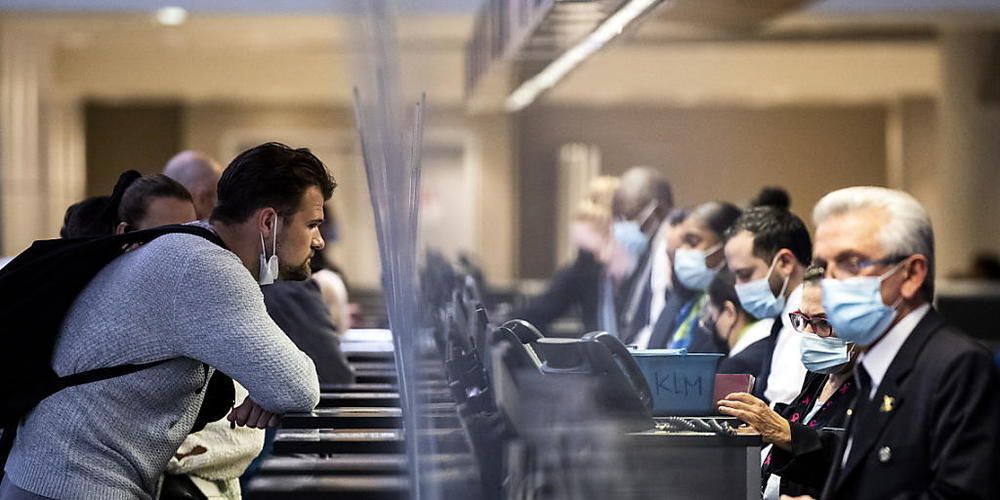 Reisender an einem Schalter im internationalen Terminal des Flughafens von Los Angeles. (Archivbild)