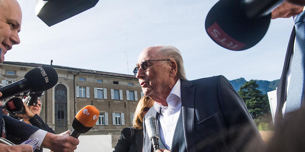Der frühere Fifa-Präsident Sepp Blatter gibt Auskunft vor den Medien anlässlich des Prozesses gegen ihn wegen möglichen Betrugs vor dem Bundesstrafgericht in Bellinzona TI. (Archivbild)