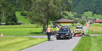 Nach der Erstversorgung durch den Rettungsdienst wurde der unbestimmt verletzte Velofahrer von der Rega abtransportiert.