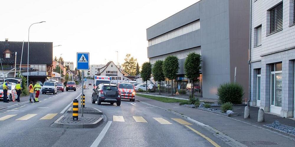 Ein Fussgänger wurde laut der Kantonspolizei Thurgau bei einem Fussgängerstreifen in Amriswil von einem Auto angefahren und schwer verletzt.