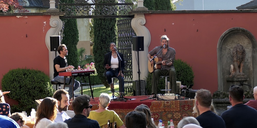 Freda Goodlett verwöhnte mit ihrer Blues-Stimme das Publikum im wunderschönen Löwenhof-Ambiente