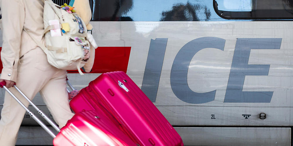 Die Deutsche Bahn rüstet sich mit mehr extra langen Zügen für den erwarteten Kundenansturm im Sommer. (Archivbild)