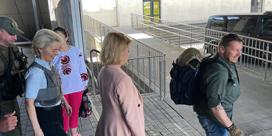 EU Kommissionspräsidentin Ursula von der Leyen 3.v.l) kommt, begleitet von der ukrainischen Vize-Premierministerin Olga Stefanischina, auf dem Bahnhof in Kiew an. Von der Leyen ist zu Gesprächen über den EU-Beitrittsantrag der Ukraine in Kiew eing...