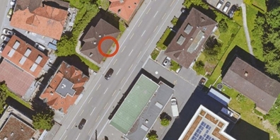 Das Haus Nr. 123 gegenüber der BP-Tankstelle