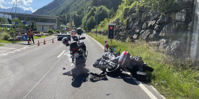 Ein Autofahrer fuhr in einen Motorradfahrer, der wiederum mit einer Velofahrerin und einer Motorradfahrerin kollidierte.