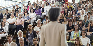 Bundesrätin Simonetta Sommaruga spricht beim ersten nationalen Treffen der Schweizer Stadt- und Gemeindepräsidentinnen zu den rund 160 Teilnehmerinnen.