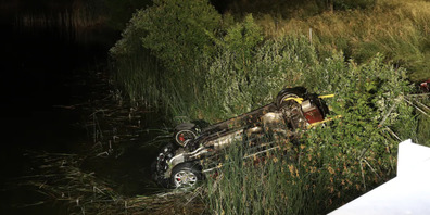 Der Insasse überlebt nicht: In Mollis GL kommt ein Auto von der Strasse ab und fährt in einen Graben.