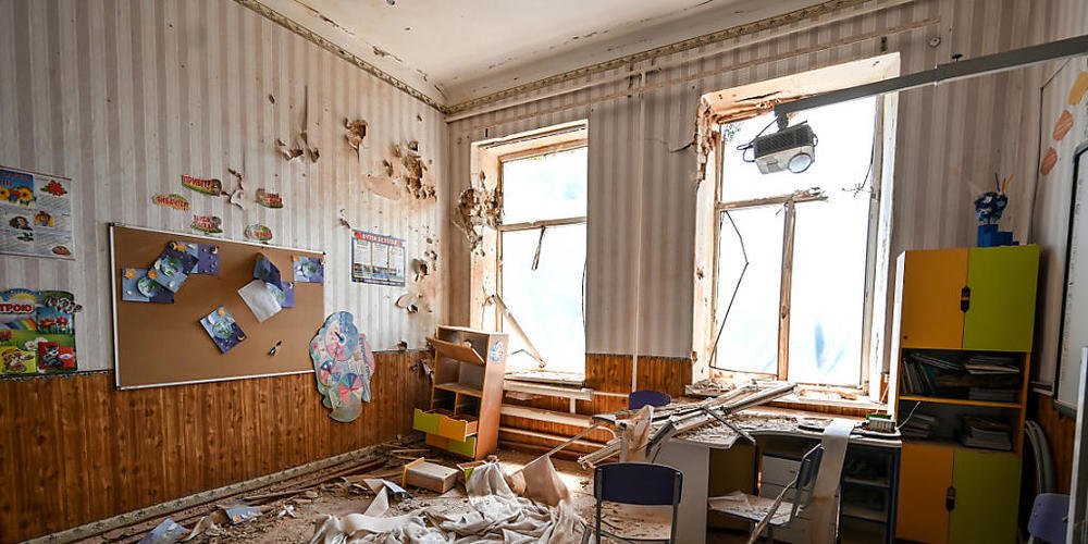 Ein Klassenzimmer in der Region Saporischschja im Südosten der Ukraine ist durch russischen Beschuss zerstört. Foto: -/Ukrinform/dpa
